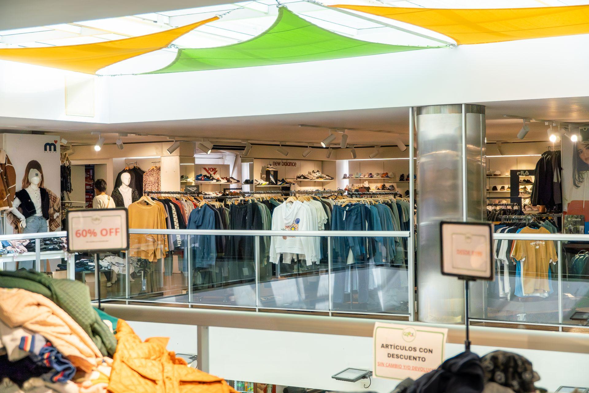 Interior de la tienda Cooperativa Policial